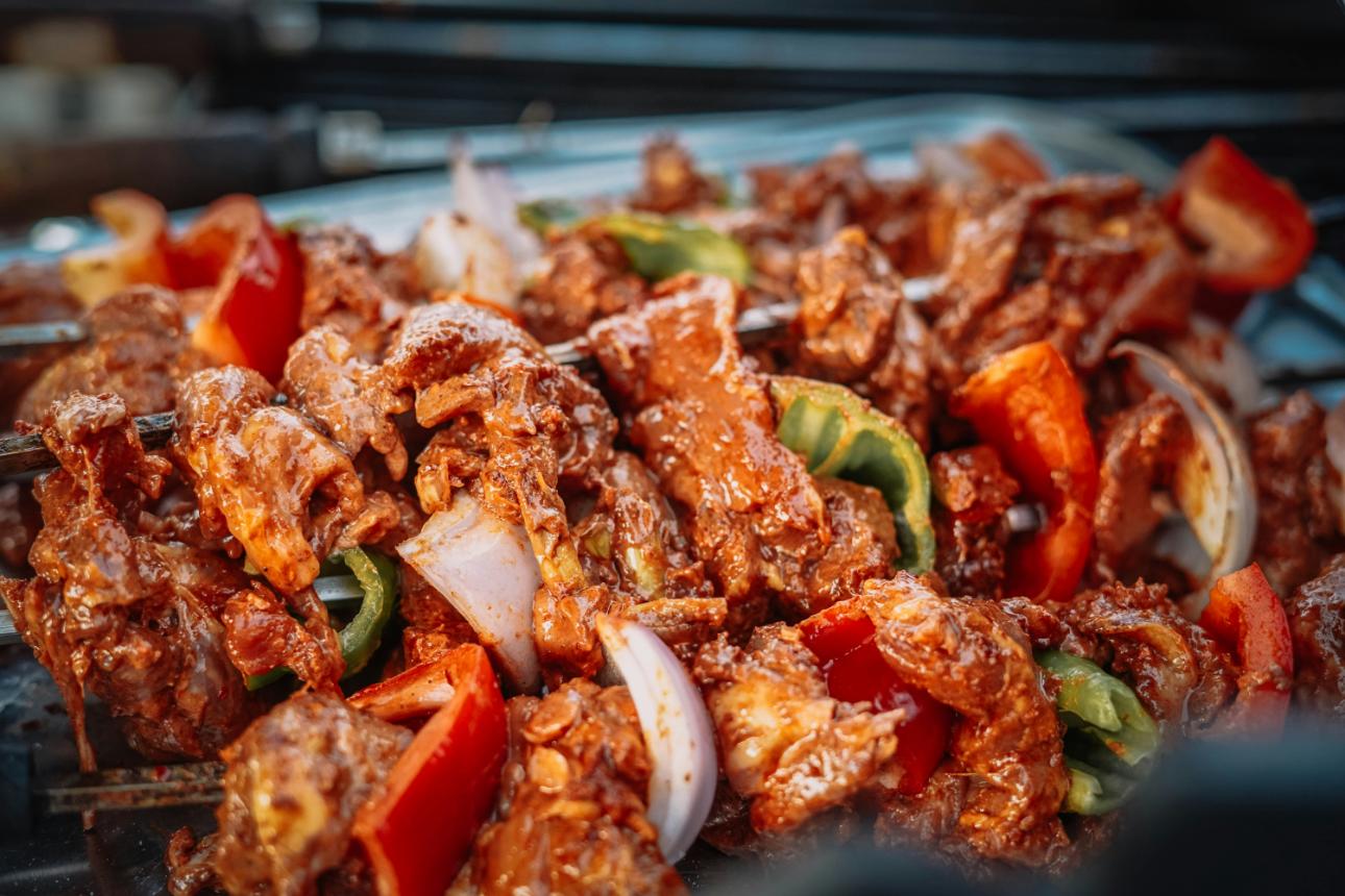 Brochetas de carne y verduras