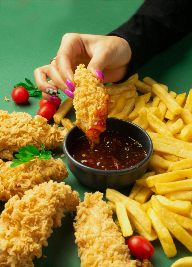 pollo frito con papas fritas