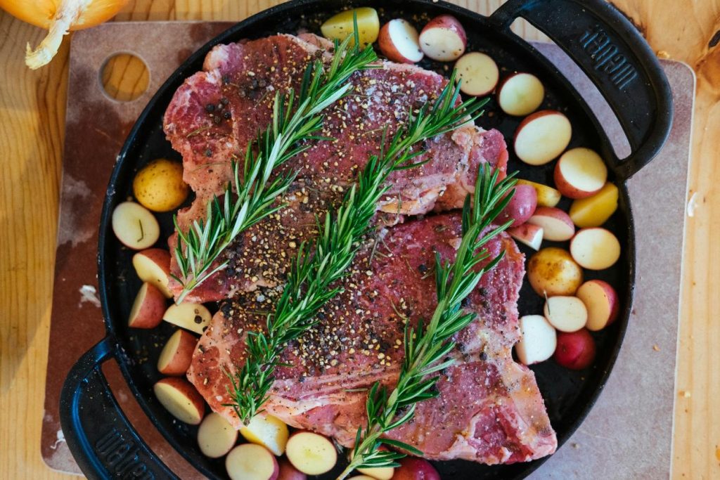 Carnes y papas en sartén